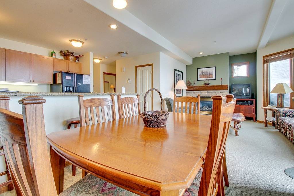 Ganze Wohnung, Diese Ski-in / Ski-out-Wohnung bietet einen atemberaubenden Blick auf die Berge und einen gemeinsamen Whirlpool! in Mammoth Lakes, Mammoth Mountain