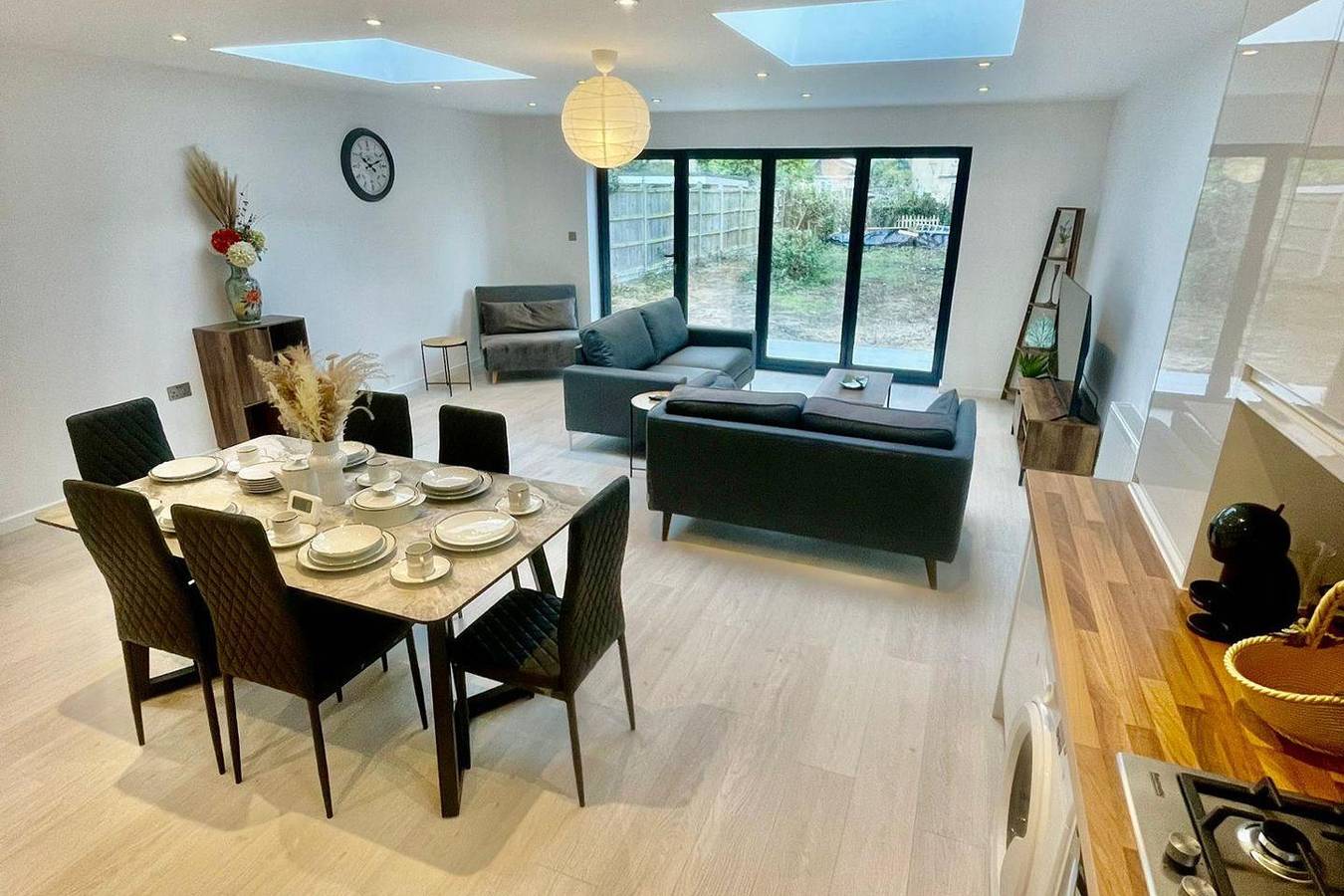 Entire holiday apartment, 3 Bed Flat - Sleeps 6 - Parking - Wifi in King's Hedges Ward, Cambridge