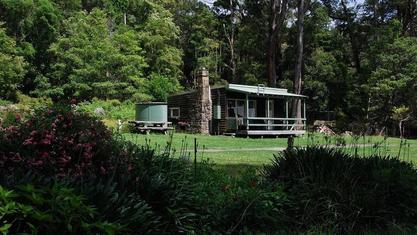 Log cabin for 7 people, with terrace and garden in South Coast NSW