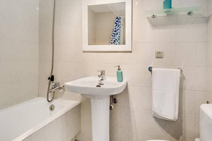 Apartamento entero, Encantador, tranquilo y luminoso junto al mar in Platja del Morer (Sant Pol de Mar), Sant Pol de Mar