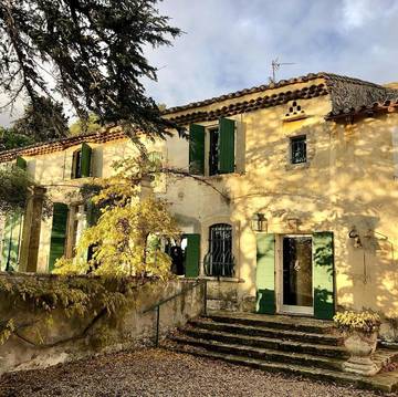 Maison d’hôte pour 4 personnes, avec piscine et terrasse ainsi que vue et bassin pour enfant, animaux acceptés à Tarascon
