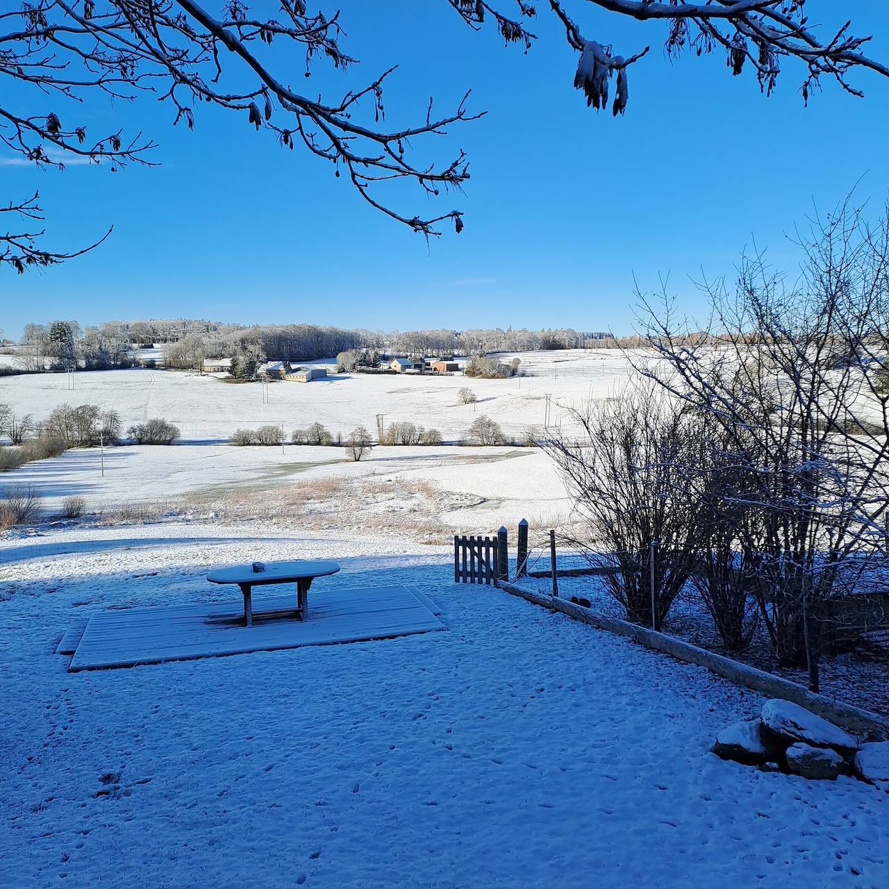 Chambre d’hôtes « La Trouverie - Chambre 1 » avec terrasse, jardin partagés et Wi-Fi in Laqueuille, Parc naturel régional des Volcans d'Auvergne