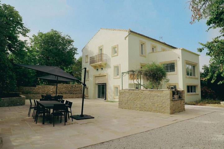 Location de vacances pour 14 personnes, avec vue ainsi que piscine et jardin à Sauteyrargues