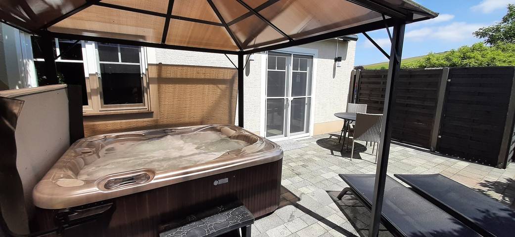 Apartamento entero, Eifel Dream Kleinenims con jacuzzi exterior privado y sauna in Burbach, Bitburg-Prüm