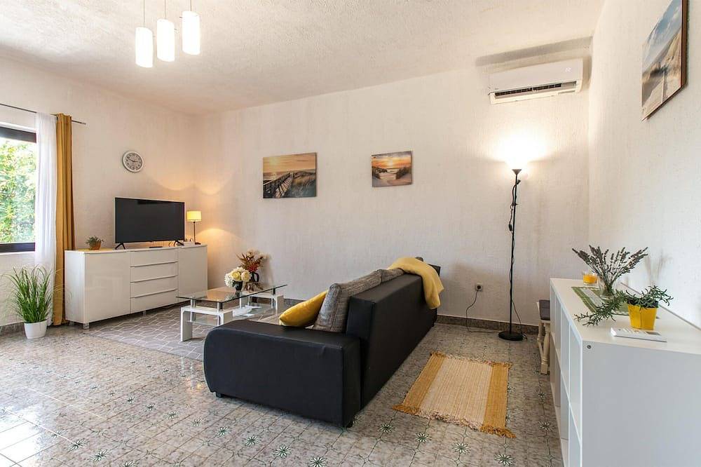 Amazing home in Seline with Wifi in Starigrad, Zadar