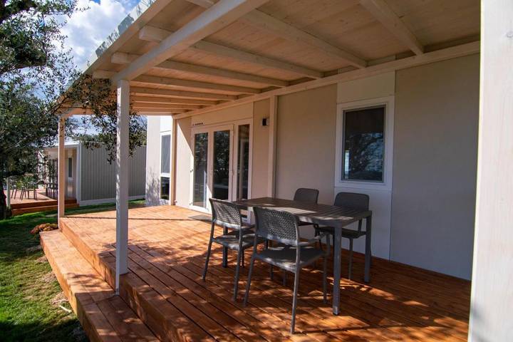 Camping per 4 persone, con idromassaggio e terrazza nonché piscina e giardino a Lazise