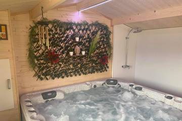 Gîte pour 12 personnes, avec jacuzzi ainsi que terrasse et jardin à Preures