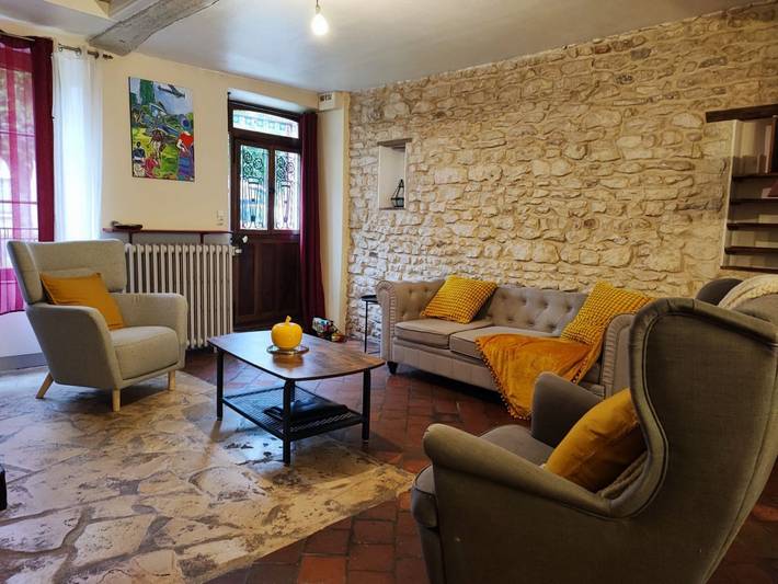 Gîte pour 8 personnes, avec terrasse ainsi que jardin et jacuzzi