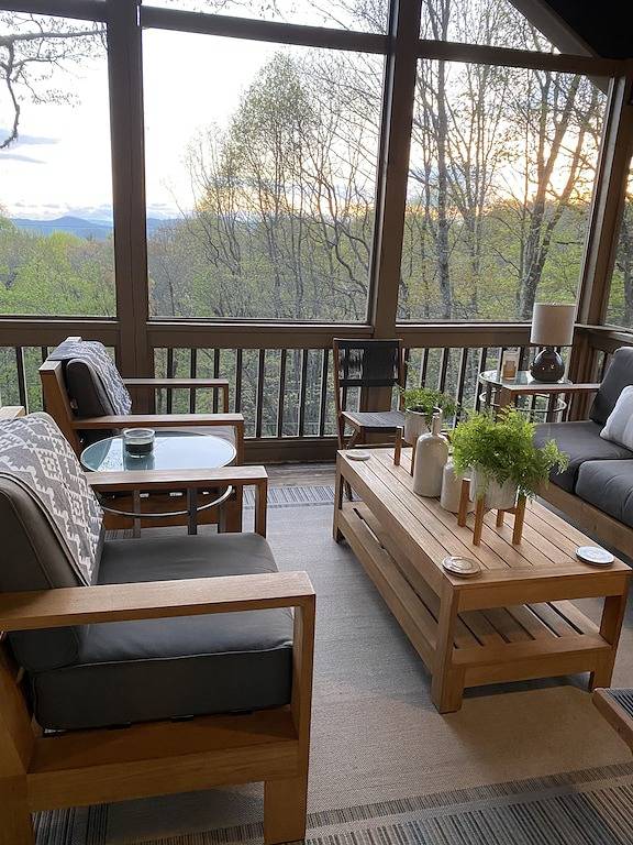 Flat Mountain Estates with long range views and beautiful decor in Macon County