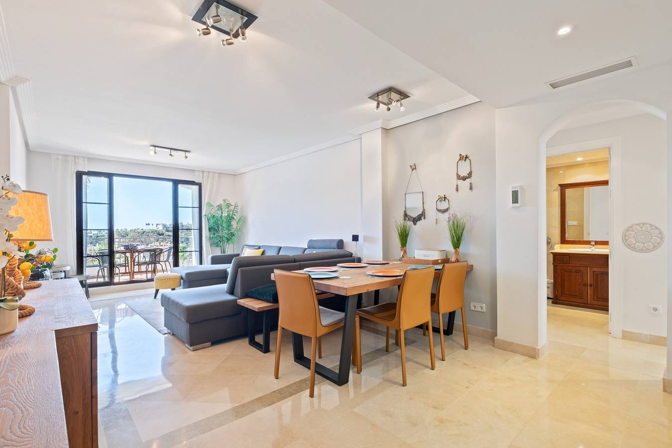 Apartamento entero, Apartamento 'Casa Eva' con piscina compartida, Wi-Fi y aire acondicionado in El Castillo de la Heredia, Benahavís