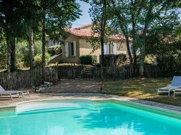 Gîte pour 6 personnes, avec jardin ainsi que terrasse et piscine à Sérignac
