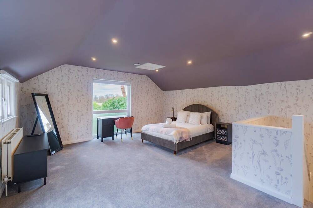 Riverside Retreat with Private Sauna in Windsor, Berkshire