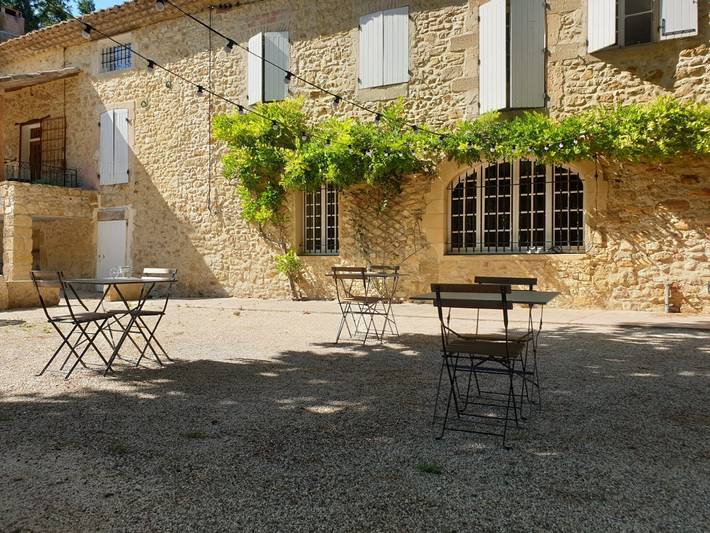 Chambre d’hôte pour 2 personnes, avec jardin et piscine, animaux acceptés à Caderousse