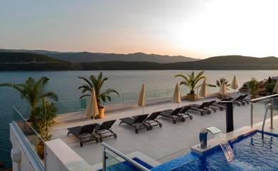 Hôtel pour 4 personnes, avec piscine ainsi que jardin et vue dans Neum