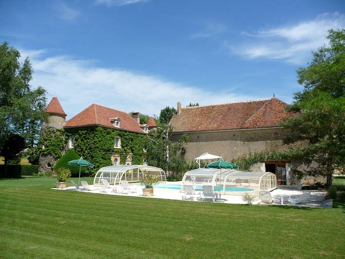 Gîte pour 15 personnes, avec jardin et piscine ainsi que jacuzzi et terrasse, animaux acceptés