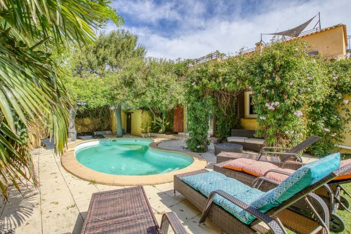 Location de vacances pour 10 personnes, avec piscine ainsi que jardin et terrasse, adapté aux familles dans Plage de La Gorguette