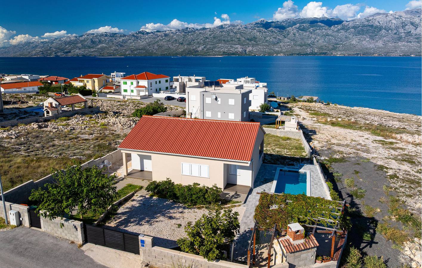 Reizende 2-Zimmer-Wohnung mit Pool, Terrasse und WLAN, 200 m von der Küste entfernt in Razanac, Zadar