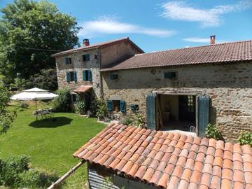 Cottage pour 2 personnes, avec jardin à Auzelles