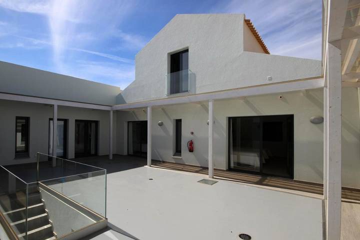 Location de vacances pour 2 personnes, avec terrasse ainsi que jardin et piscine à Algoz - 4