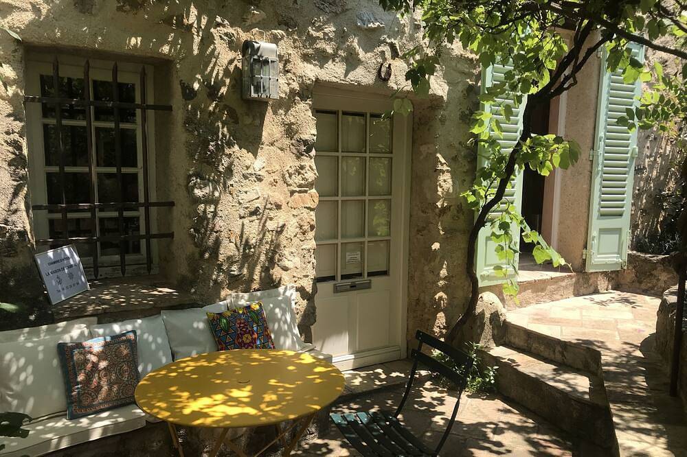 Appartement entier, Chambre  indépendante dans un village médiéval. Charme et silence proche Cannes. in Auribeau-sur-Siagne, Côte méditerranéenne (France)