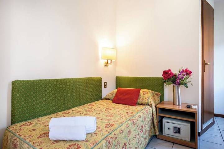 Camelia Rooms en Venecia cerca de la estación de tren de Mestre -24 habitaciones in Mestre, Venecia