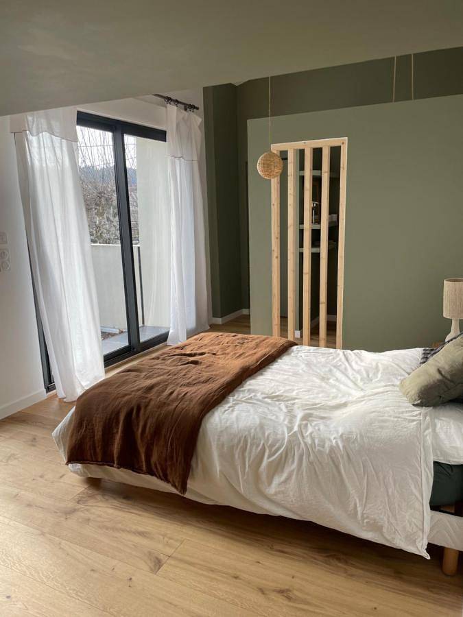Chambre d’hôte pour 2 personnes, avec terrasse ainsi que jardin et piscine