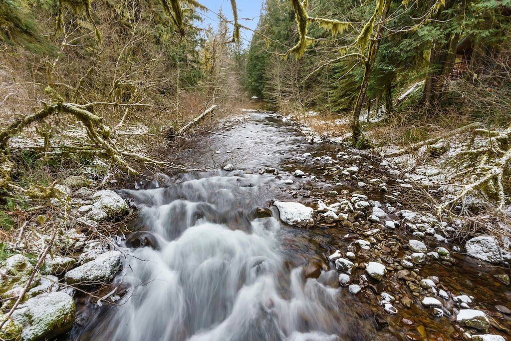 Cozy Cascade Cabin. Relaxing Hot Tub, Secluded, Spacious and Creek Nearby in Welches, Mount Hood