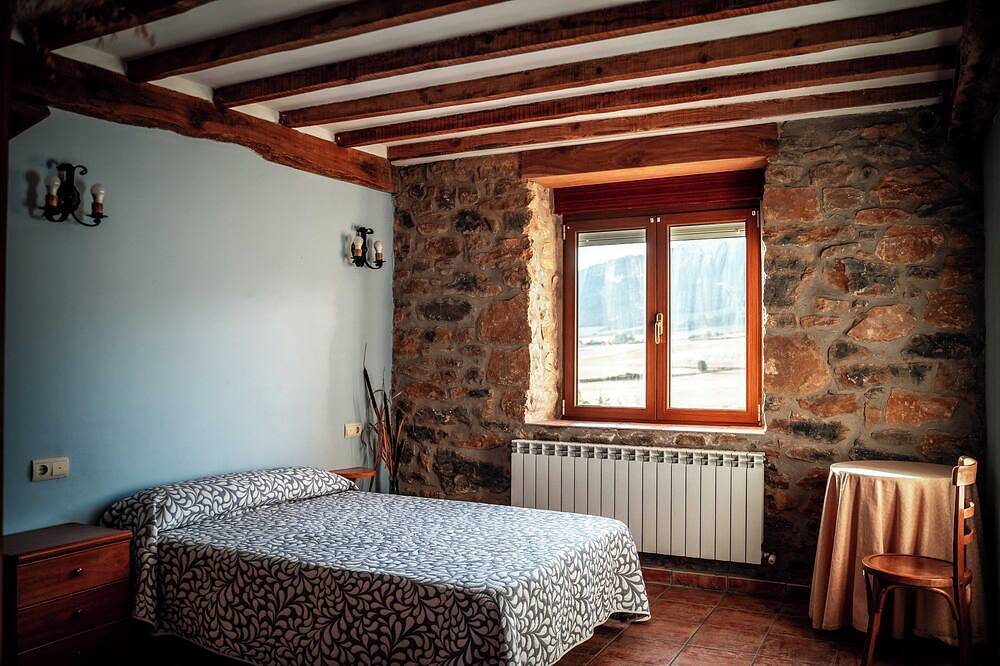 Large house with swimming pool and barbecue in the mountains, dogs allowed. in Harana, Cordillera Cantábrica
