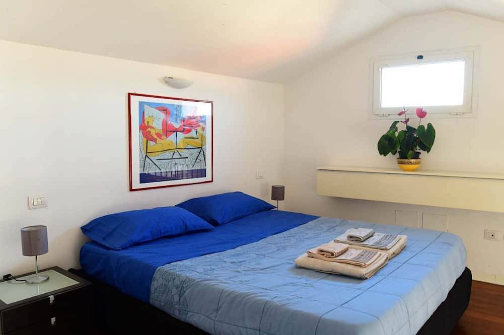 Ganze Wohnung, Charming 38 sqm studio, for 3 people, located on the 2nd floor (attic) of a renovated period building from the 16th century (access only permitted via lift).The property is located in the heart of the historic center of Ravenna (in the restricted traffic in Ravenna, Ravenna Provinz
