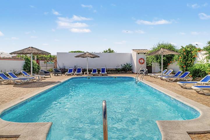 Entire apartment, Apartment 'El Pino' with Shared Pool, Air Conditioning and Wi-Fi in Barbate, Costa de la Luz