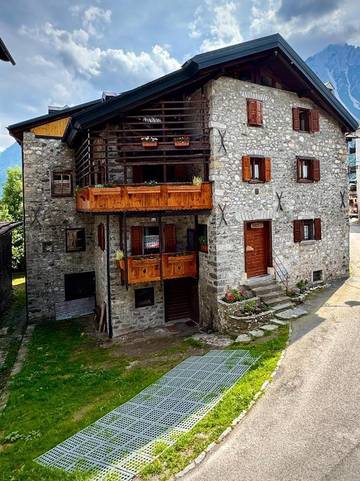 Gîte pour 4 personnes, avec balcon et vue, animaux acceptés à Forni di Sopra