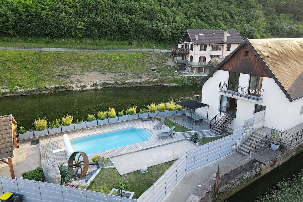 Villa bord de rivière,  grande piscine privée chauffée , Spa Jacuzzi in Ornans, Jura Francais