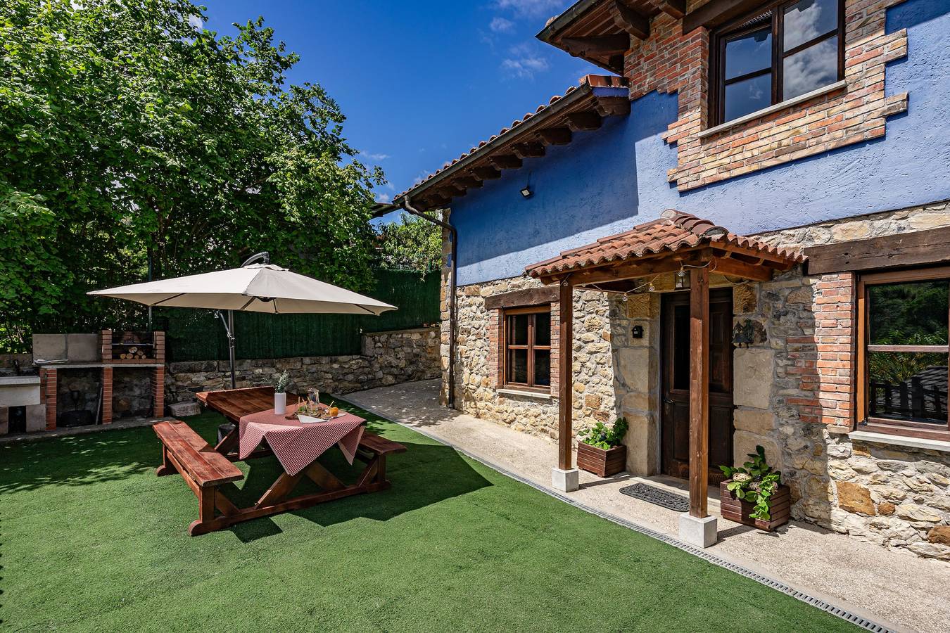 Country House 'La Campanona' with Mountain View, Private Terrace and Wi-Fi in Cangas de Onís, Asturias Province