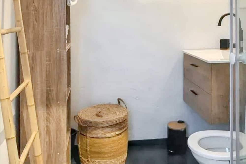 Entire apartment, Homerez - Cosy Studio in the Heart of Ploërmel - 20 m² with Terrace in Ploërmel, Vannes region