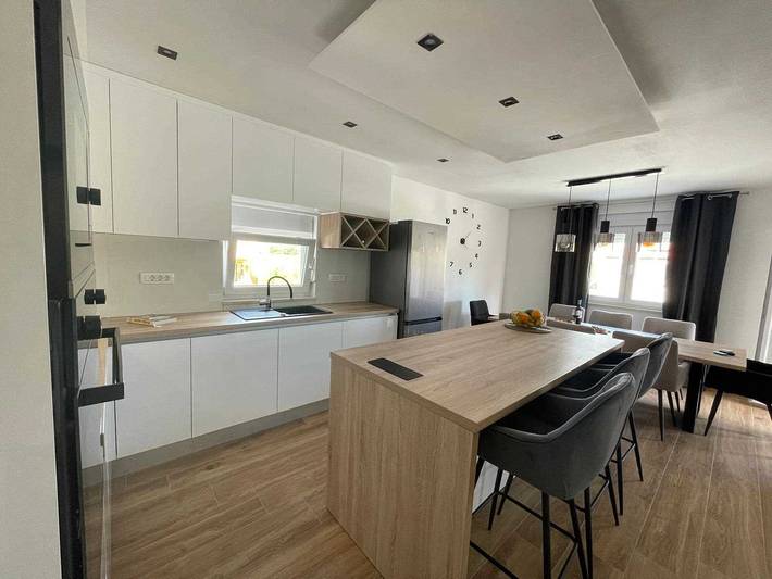 Ferienhaus Fjaka mit Swimmingpool in Pridraga, Donji Karin