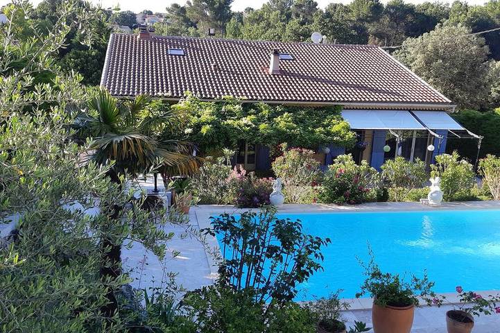 Location de vacances pour 6 personnes, avec jardin et jacuzzi à Belcodène