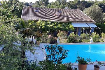 Location de vacances pour 6 personnes, avec jacuzzi et jardin à Belcodène