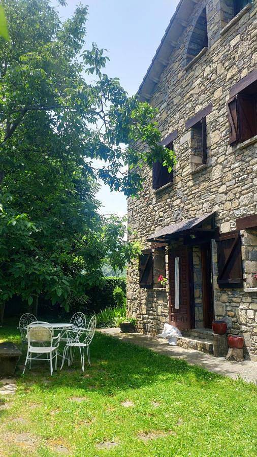 Casa rural para 12 personas, con jardín y vistas en Boltaña