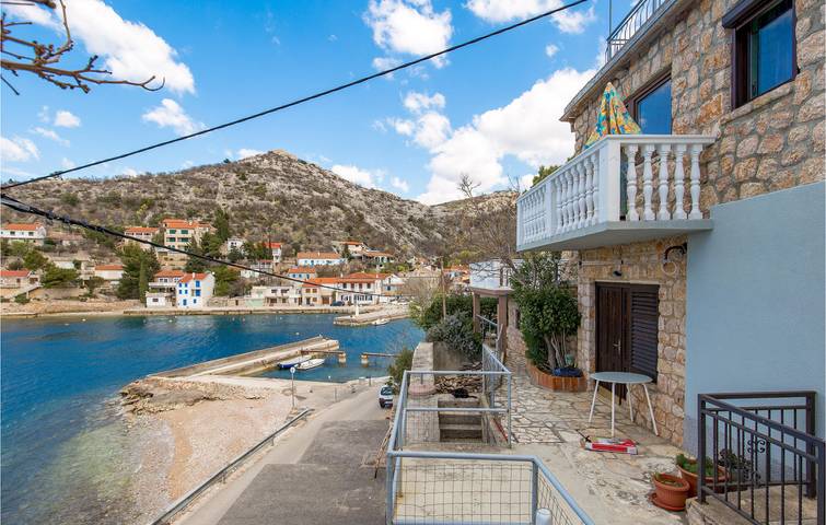 Ganze Ferienwohnung, Urlaub am Meer: Gemütliche Ferienwohnung mit Terrasse und WLAN, 2 km vom Strand entfernt in Kvarner Festland