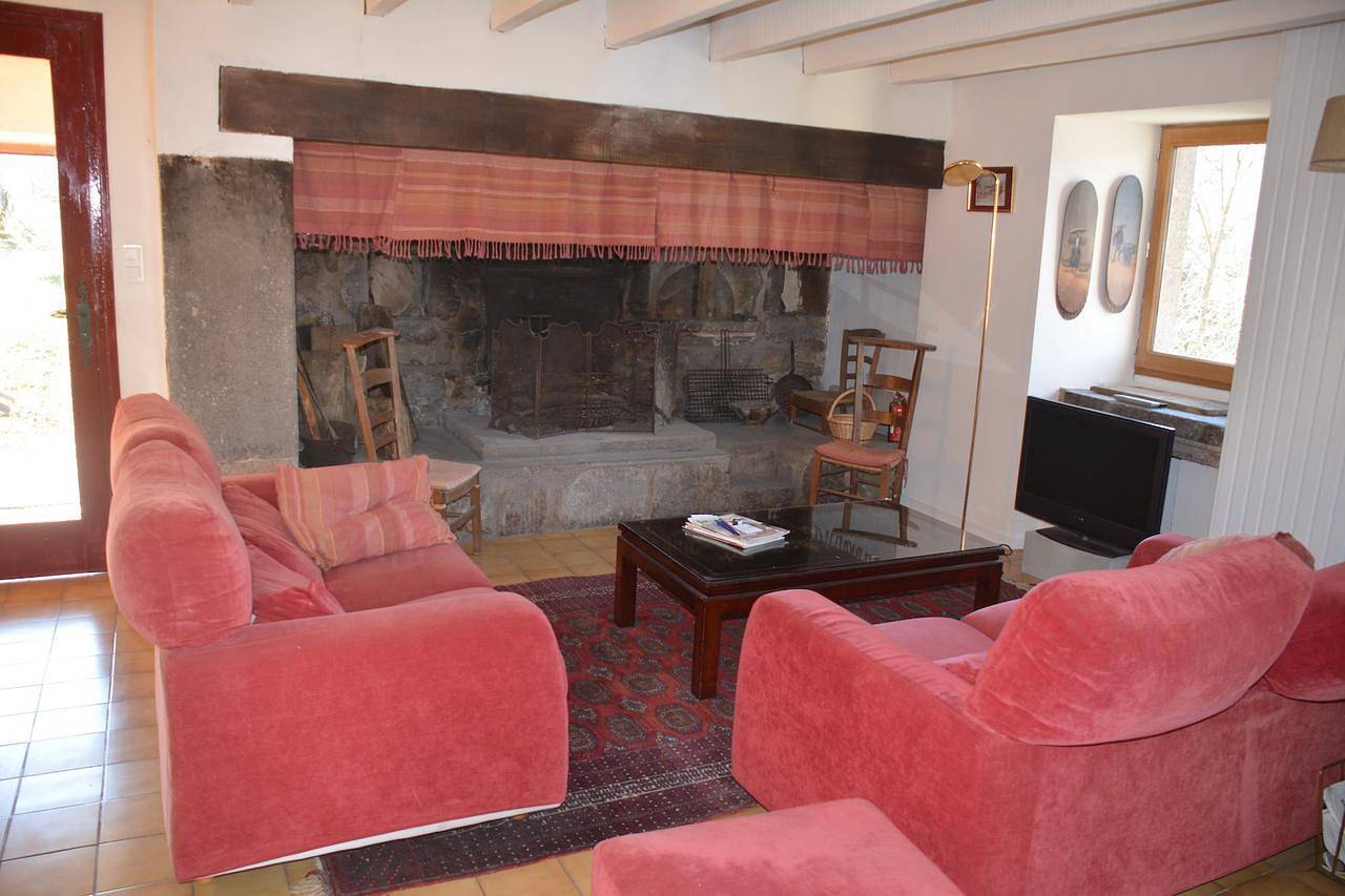 Country House 'La Gabbro' with Mountain View, Private Terrace and Wi-Fi in Saint-Barthélemy-Grozon, Tournon-sur-Rhône region