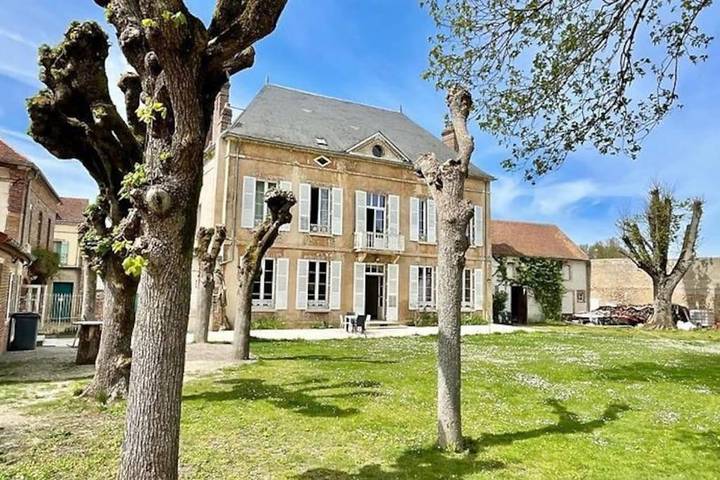 Location de vacances pour 24 personnes, avec jardin et piscine ainsi que vue et terrasse à Villeneuve-sur-Yonne - 3