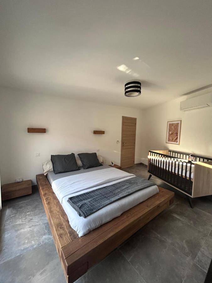 Location de vacances pour 6 personnes, avec vue ainsi que jardin et piscine, animaux acceptés à Saint-Mitre-les-Remparts - 4