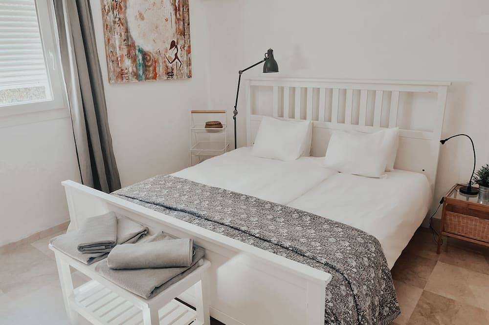 Heerlijk huis voor 8! Loopafstand Strand, solarium, zwembad, garage. in Hacienda Las Chapas, Marbella