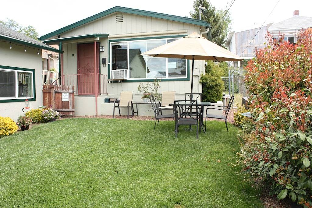 Ganze Wohnung, Malerisches Studio Cottage, Spaziergang in der Innenstadt, Haustiere erlaubt, eingezäunter Hof, überdachte Terrasse in Prescott, Yavapai County