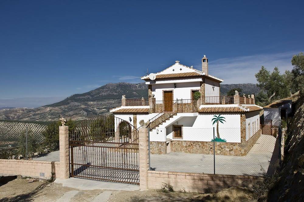 Beautiful Lake Views House with Lovely Paved Garden in Iznájar, Sierras Subbéticas