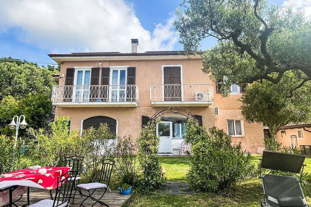 Angenehme Wohnung in einem Ferienhaus mit Klimaanlage,  W-Lan, Terrasse und Haustiere erlaubt in Finale Ligure, Finale Ligure Gemeinde