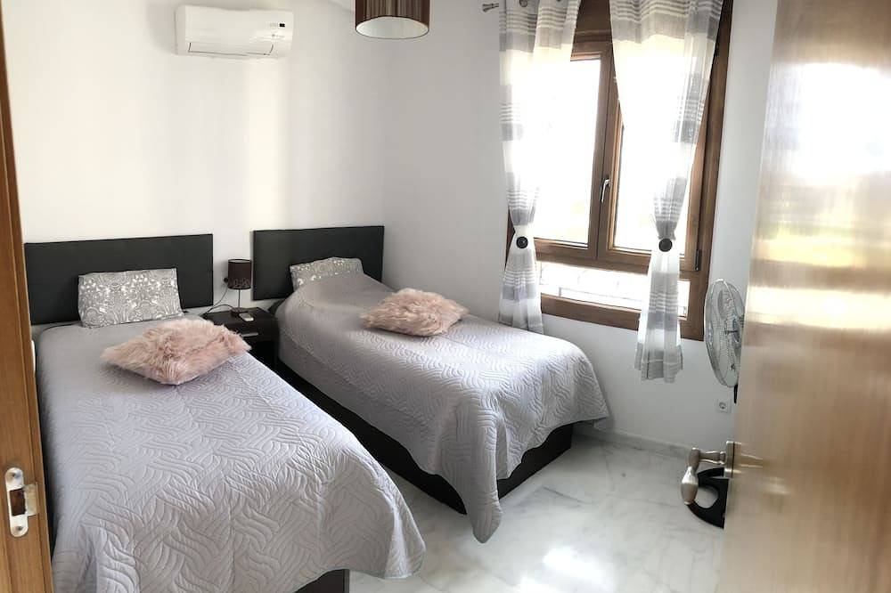 Entire apartment, App,  2 bedrooms, 2 bathrooms. kitchen, 2 terraces, avg. Swimming pool + Parking in Orihuela, Costa Blanca