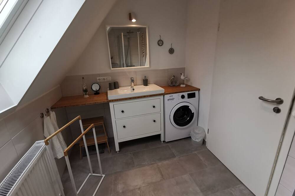 Ganze Wohnung, Ferienwohnung Schöne Aussicht Reelsen - ruhige, komfortable Wohnung im Og in Bad Driburg, Kreis Höxter