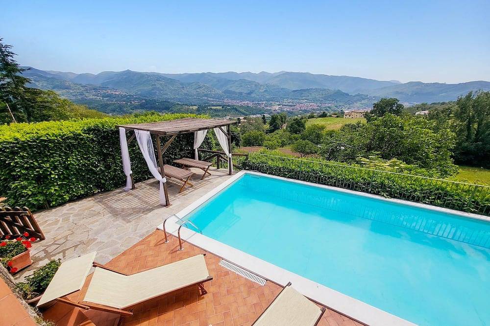 Cottage and house, private pool, hot tub, stunning views. Wifi. Ideal for groups in Castelnuovo di Garfagnana, Garfagnana