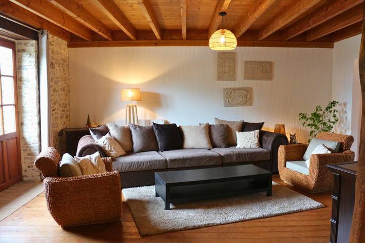 Location de vacances pour 8 personnes, avec piscine ainsi que jardin et vue à Saint-Yrieix-la-Perche - 3